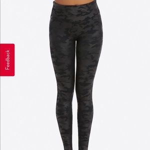 Spans Faux Leather Camo Leggings